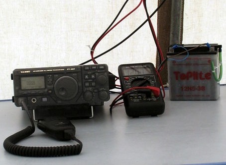Fieldday: Funkgerät, Voltmeter und Bleisäureakku