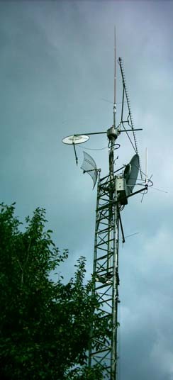 Funkmast mit diversen Antennen und Parabolspiegeln
