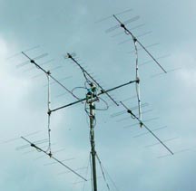 Beschreibung: vier zusammengeschaltete Yagiantennen (für 2m) und in der Mitte eine 70cm Yagi